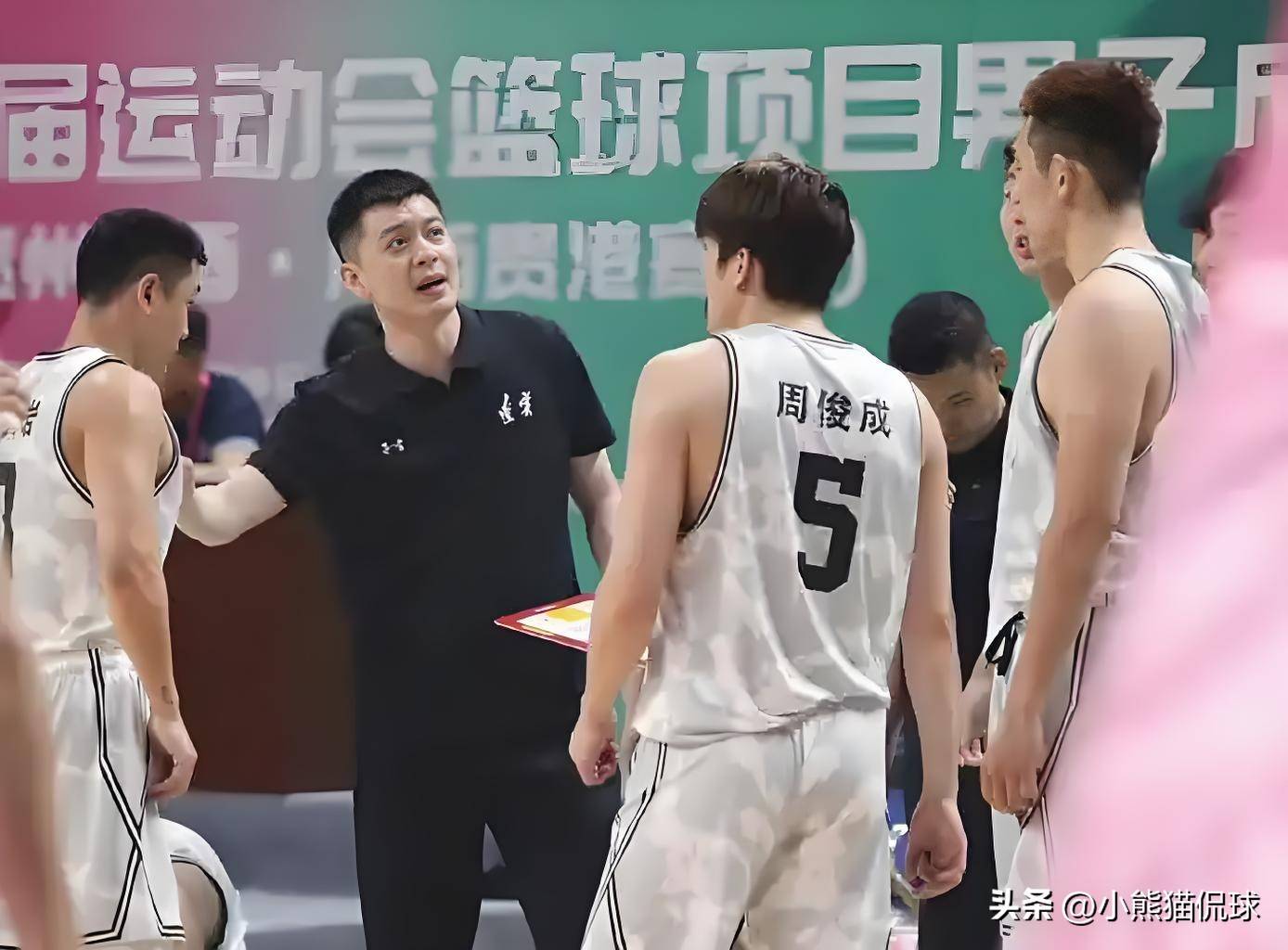 辽宁男篮凭借团队合作，力压对手成功晋级