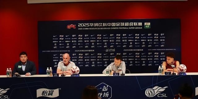 关于足球冠军争夺战延续悬念，球迷热血沸腾的信息