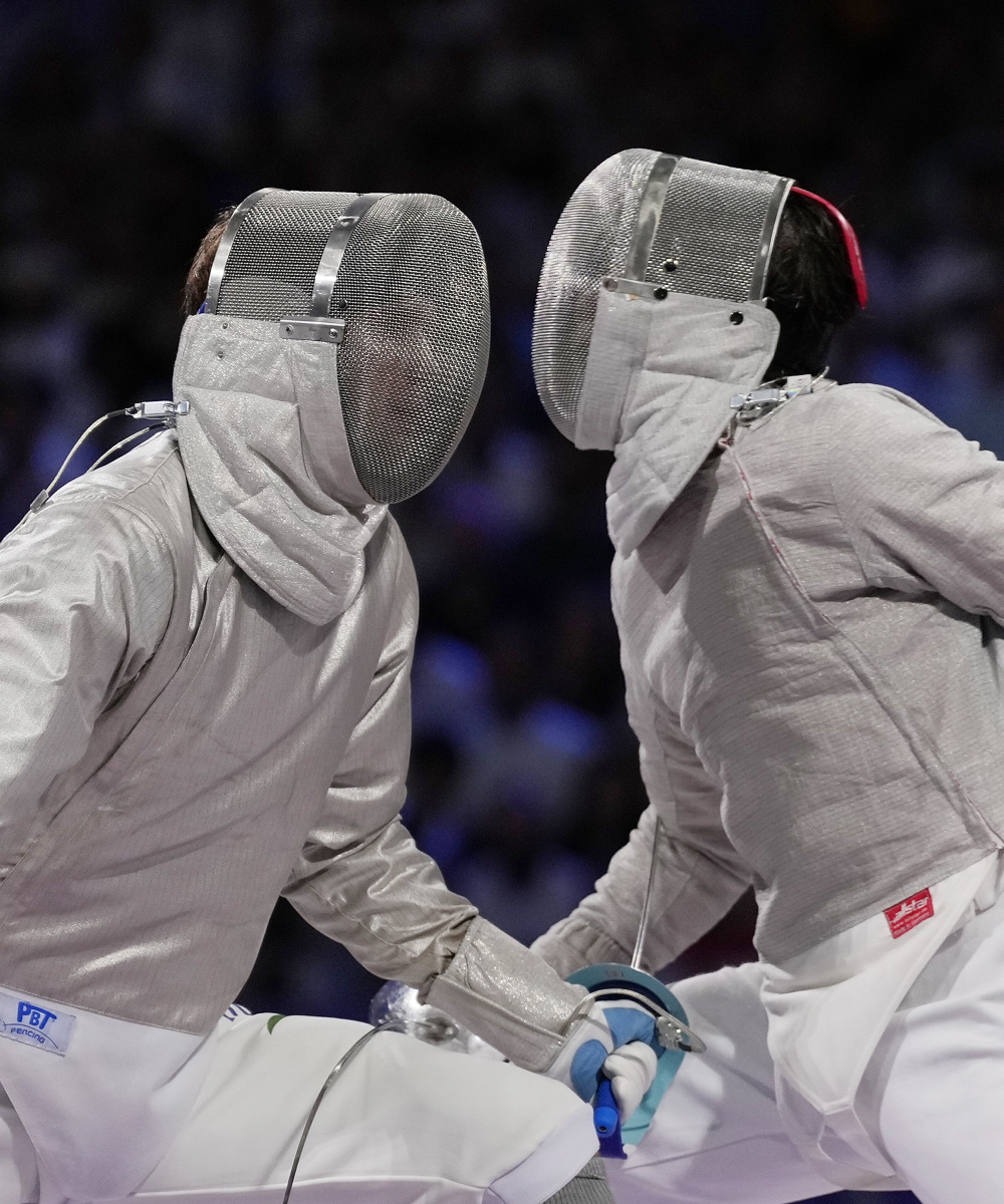 九游娱乐官方网站-英国选手在击剑比赛中驰骋赛场
