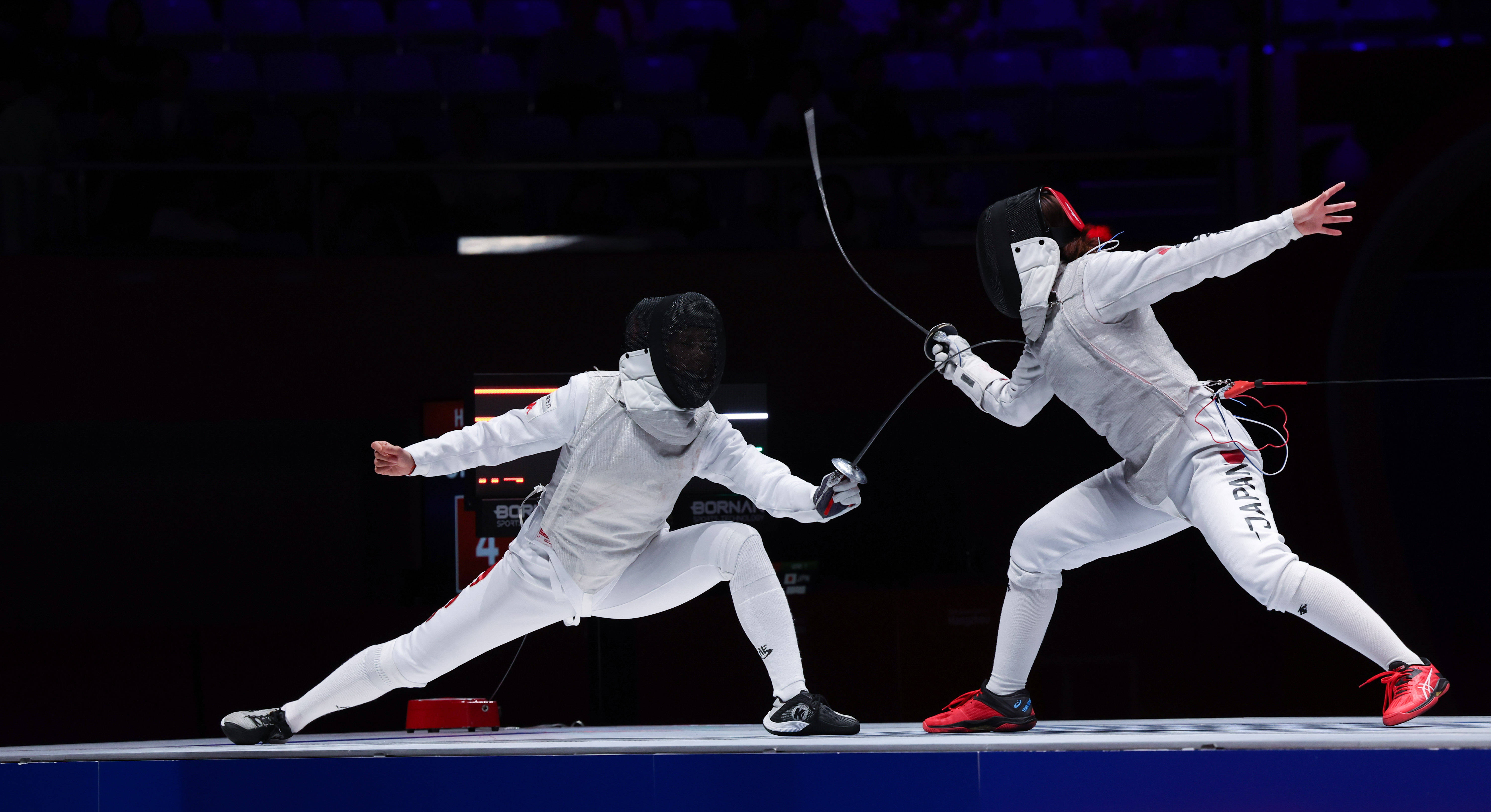 英国选手在击剑比赛中驰骋赛场
