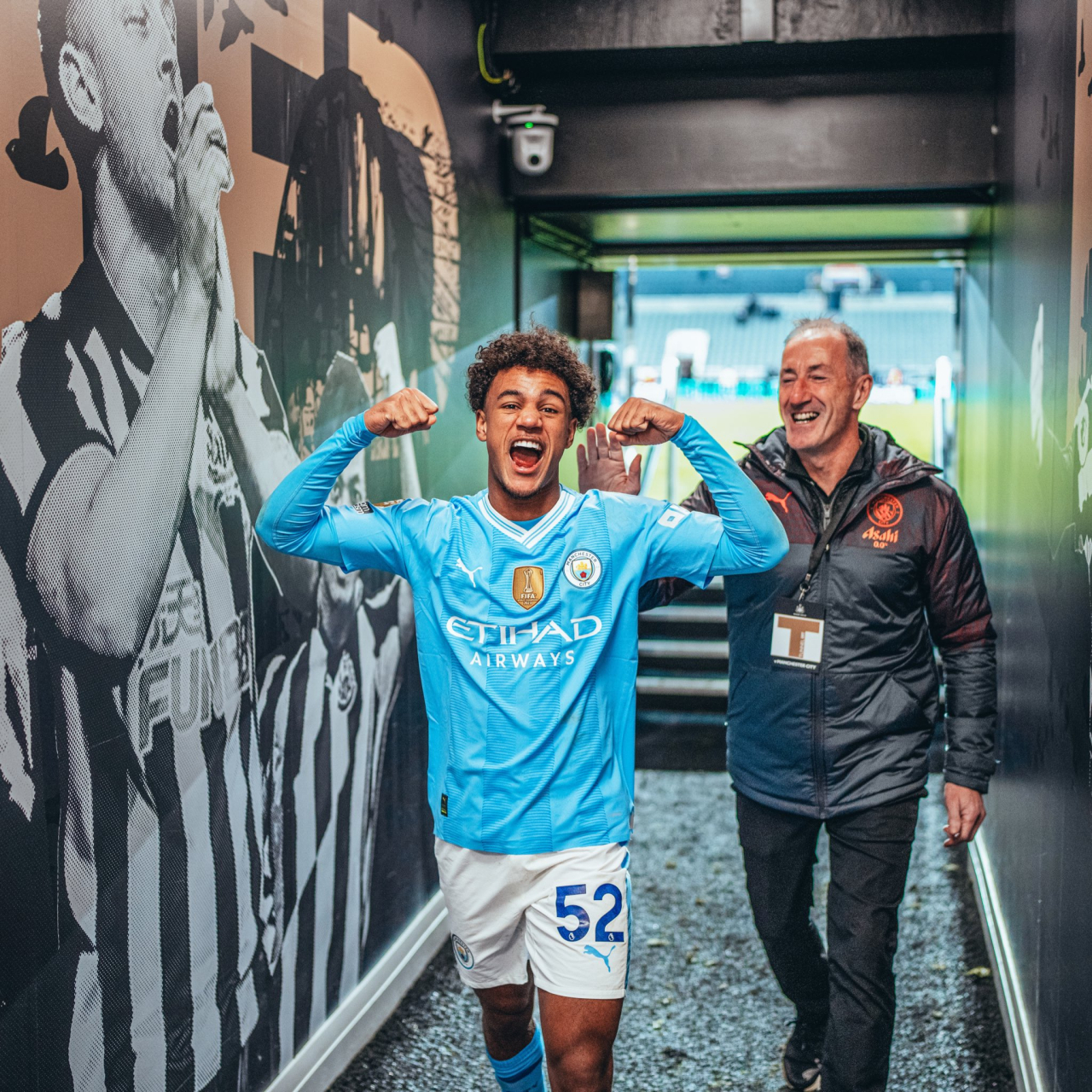 曼城客场逆转成功，粉丝欢呼连连的简单介绍