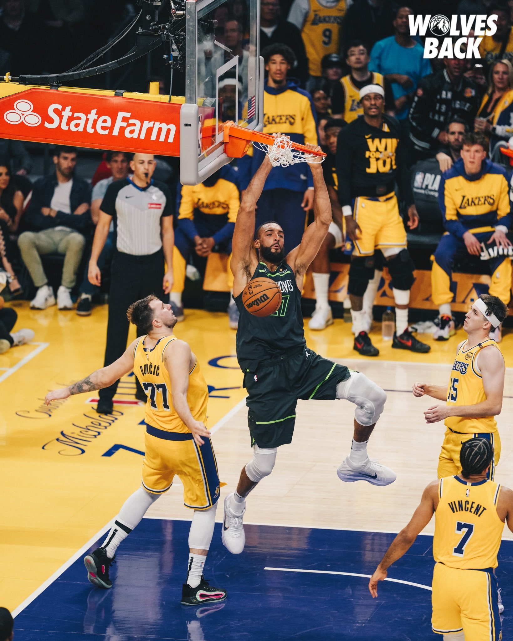 爵士在客场拿下灰熊，米切尔狂砍分的简单介绍