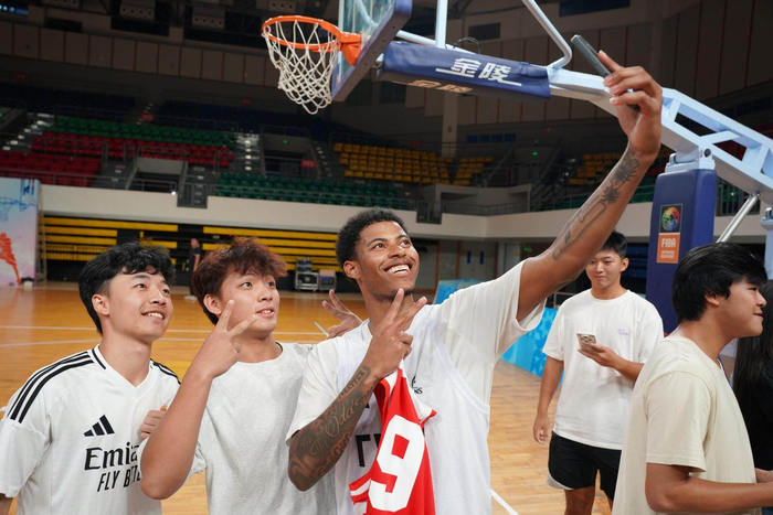 加拿大篮球队在激烈比赛中胜出