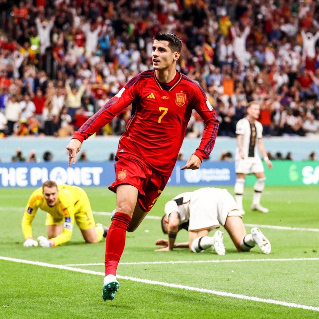 包含西班牙杯赛不败神话被打破，新的联赛格局逐渐显现的词条