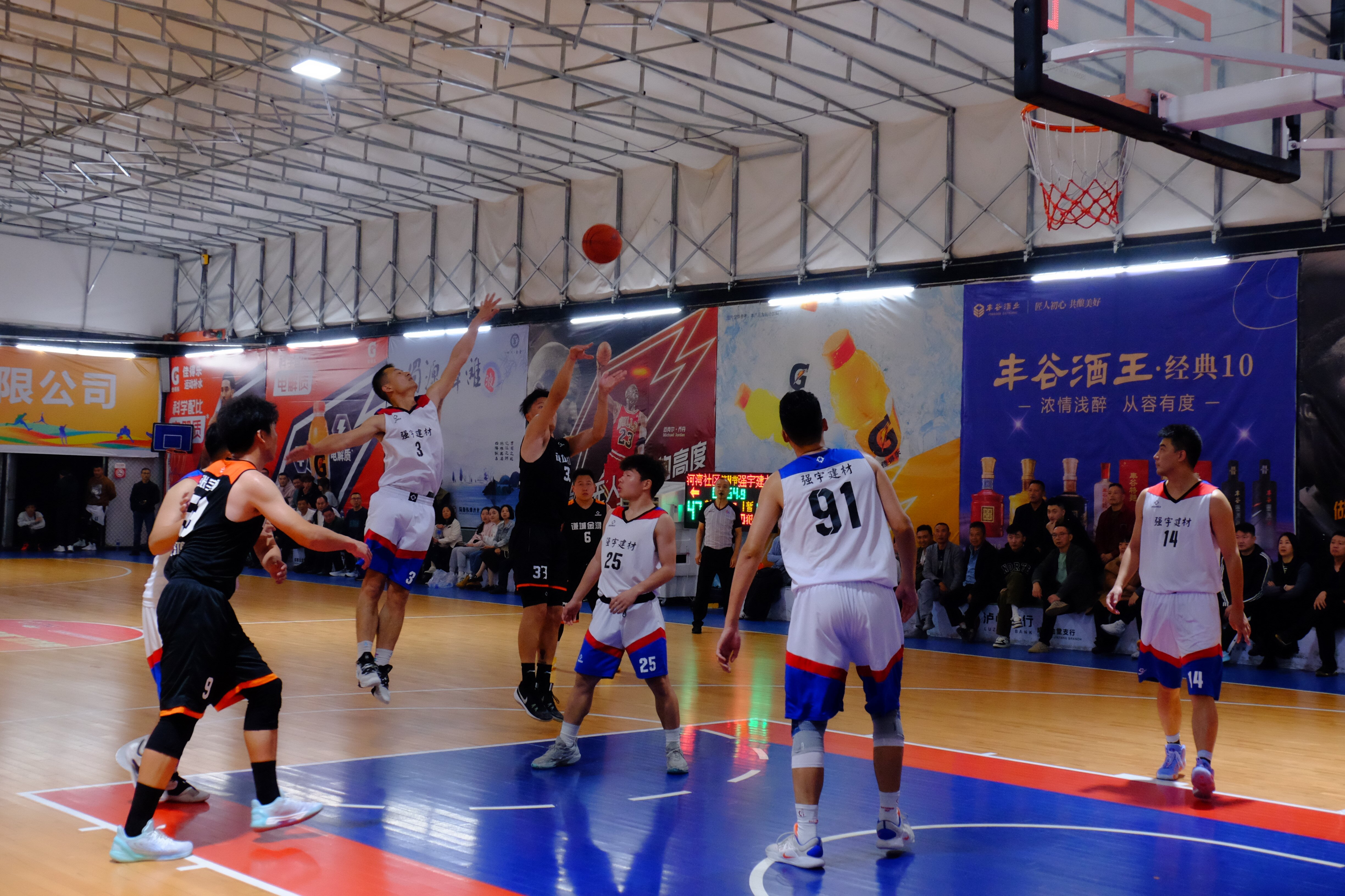 九游体育-包含一场精彩的篮球盛宴，万人空巷涌入球场的词条