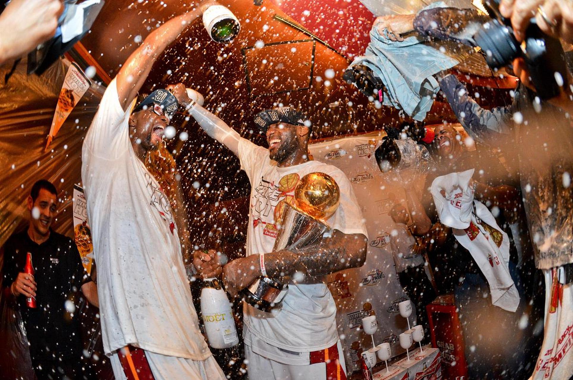 九游娱乐官方-篮球比赛在外国举行，观众热情高涨