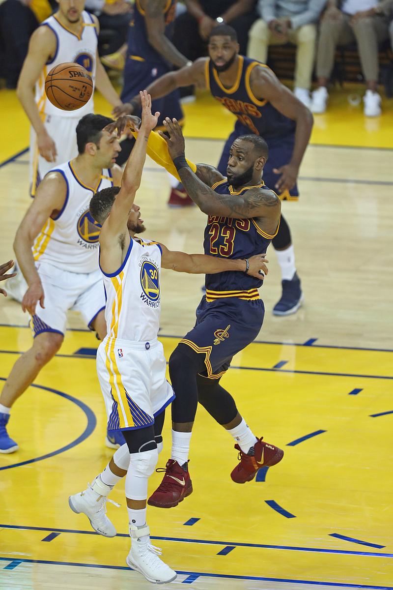 篮球比赛在外国举行，观众热情高涨