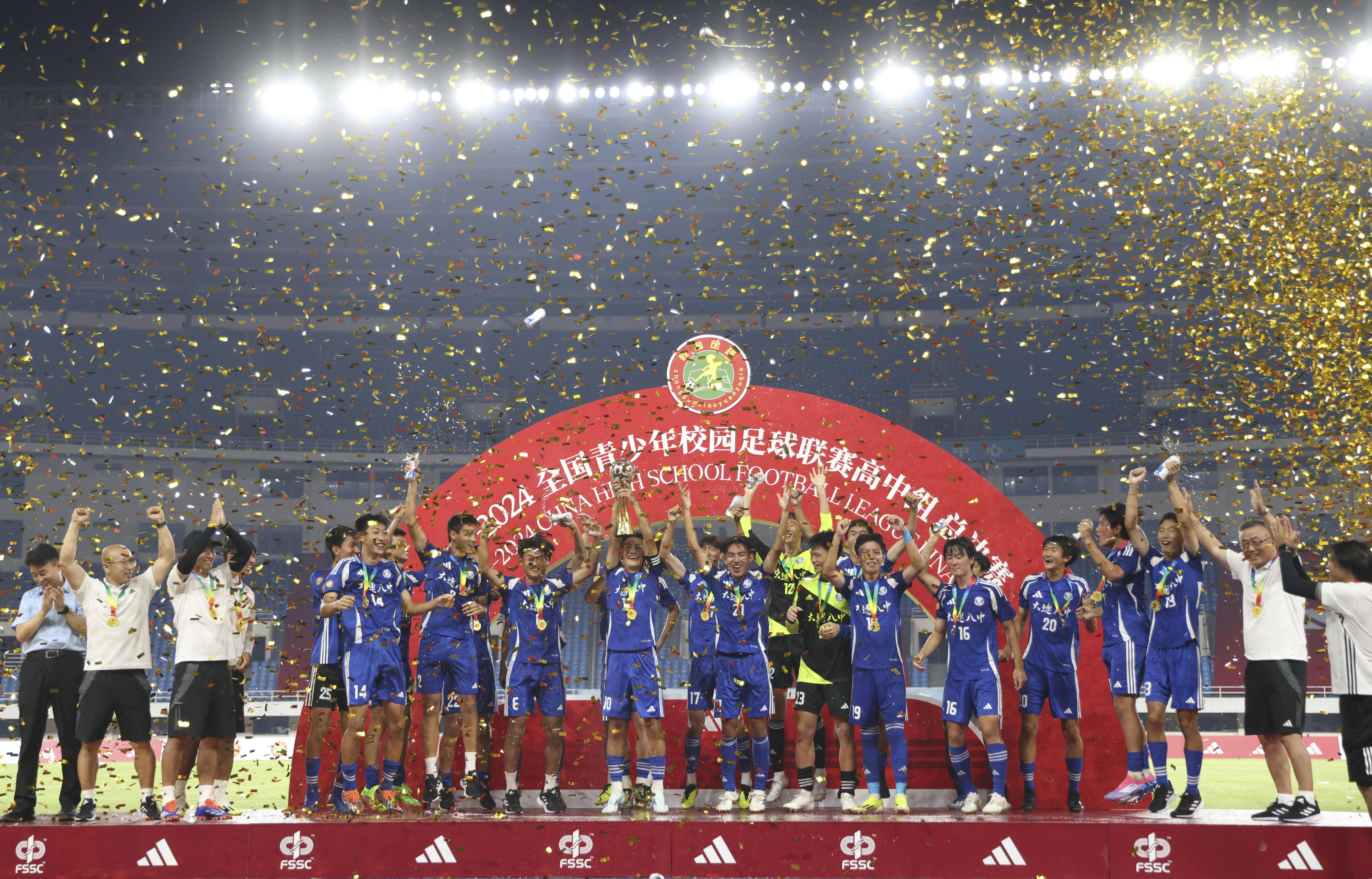 九游游戏-足球明星球员展现超凡技艺，为球队赢得荣誉的简单介绍