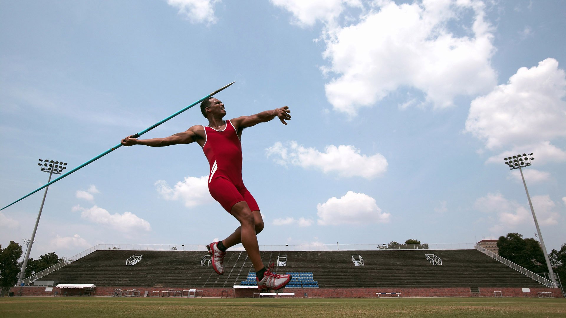 九游体育-当南美风暴席卷非洲雄狮，莱万在英超的冠军接管时刻